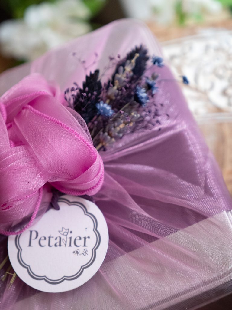 精緻乾燥花禮盒包裝：Petalier 品牌紫色薄紗設計，適合商務送禮與節慶禮物。