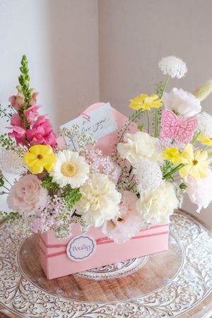 2026 母親節精緻花禮：Petalier 姵朵「P.S. I Love You」淺粉色信封花盒，進口大康乃馨與粉嫩系配花組合。