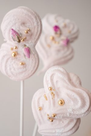 草莓綿綿棒 6 入組禮盒：手工擠製雙心 (Double Heart) 與無限 (Infinity) 形狀棉花糖，高端婚禮小物推薦。
